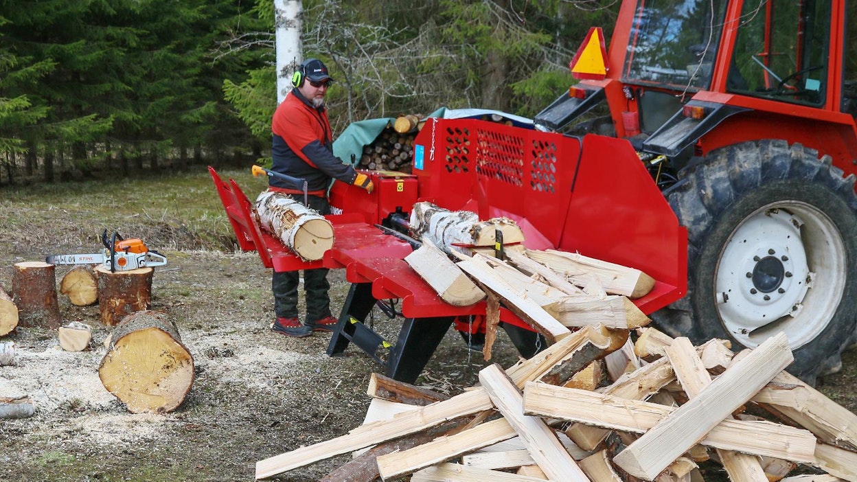 Kevätkesän halkosavotat ovat usean pihapiirin piristäjiä. Valmiiden pilkkeiden teon lisäksi monella pihalla tehdään myös perinteistä metrin halkoa. Siihen käyttöön Hakki Pilke tarjoaa nyt uusimmat turvamääräykset täyttävää HH110 -hydraulihalkojaa.