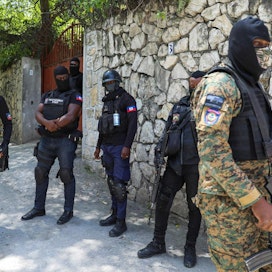 Haitin keskiviikkona salamurhatun presidentin Jovenel Moisen väitetyt surmaajat on otettu kiinni. Kuvassa haitilaisia poliiseja seisomassa presidentin virka-asunnon ulkopuolella. LEHTIKUVA/AFP