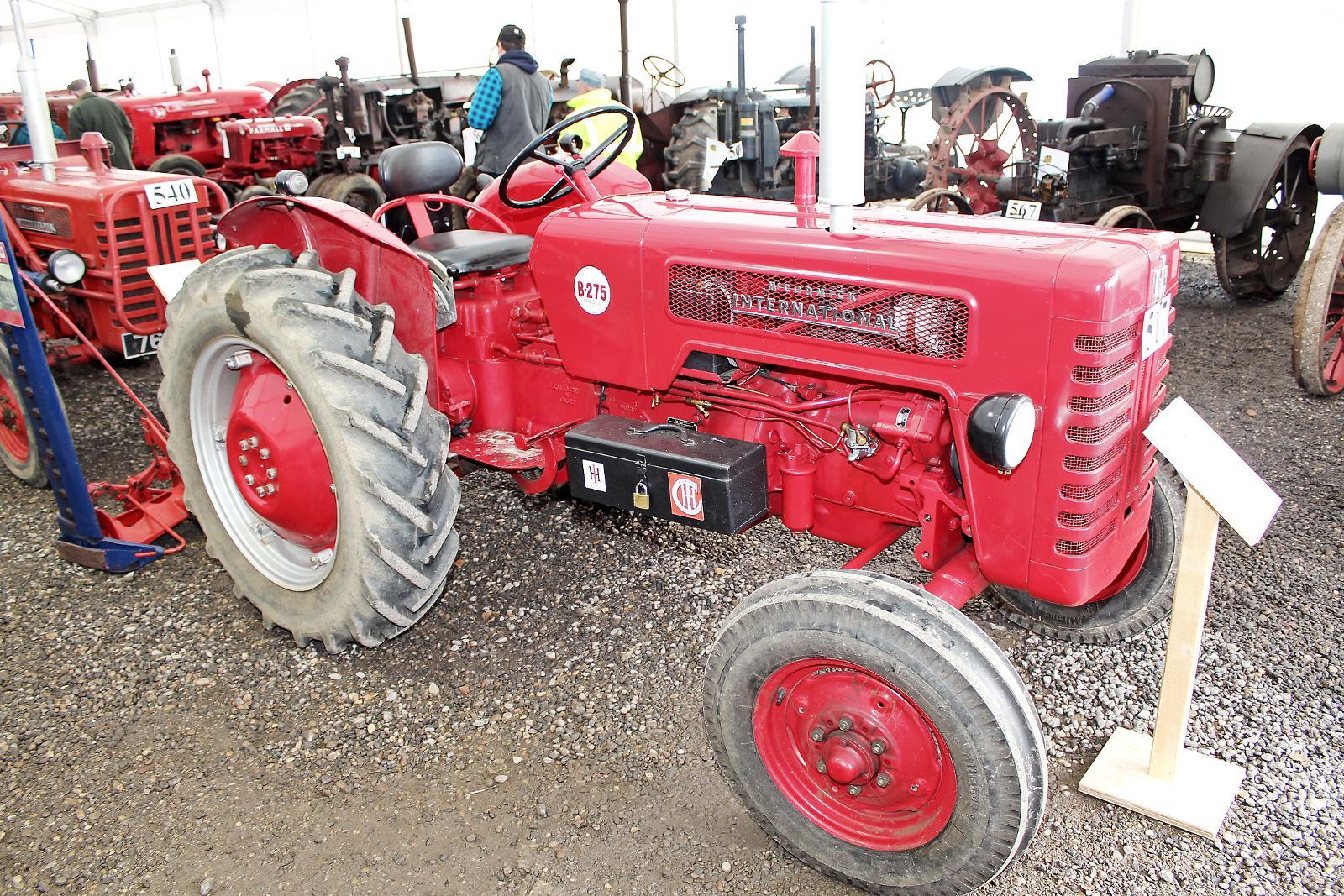 McCormick International B-275 -traktori Sopi Täydellisesti 1950-luvun ...