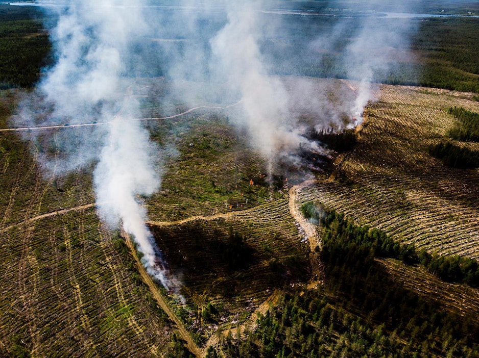 Maastopaloista leviävä savu ja tuhka kulkeutuvat kauas. Kuvituskuva.