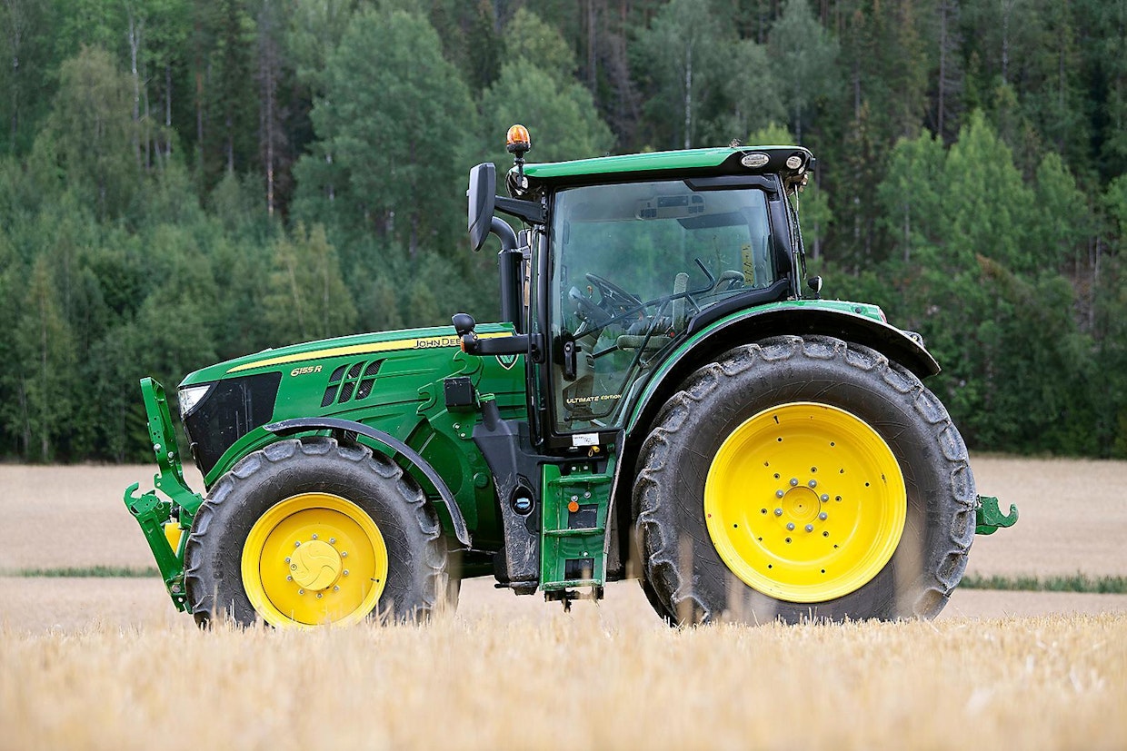 John Deere 6155R AutoPowr: Portaattomalla voimansiirrolla varustettu 6155R AutoPowr oli Ultimate Edition -varustepaketin myötä testin varustelluin traktori.