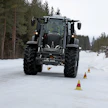 Vertailimme kolmen eri traktorirenkaan talvipitoja Nivalan ajoharjoitteluradalla.