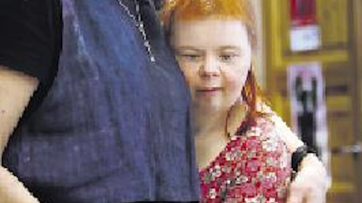 Kirsikoti on paikka, jossa ollaan aina lähellä ihmistä, sanoo Raija Mikkonen Päivi Eronen kainalossaan.