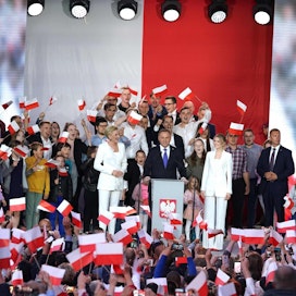 Puolan istuva presidentti Andrzej Duda päihitti presidentinvaaleissa haastajansa Rafal Trzaskowskin.