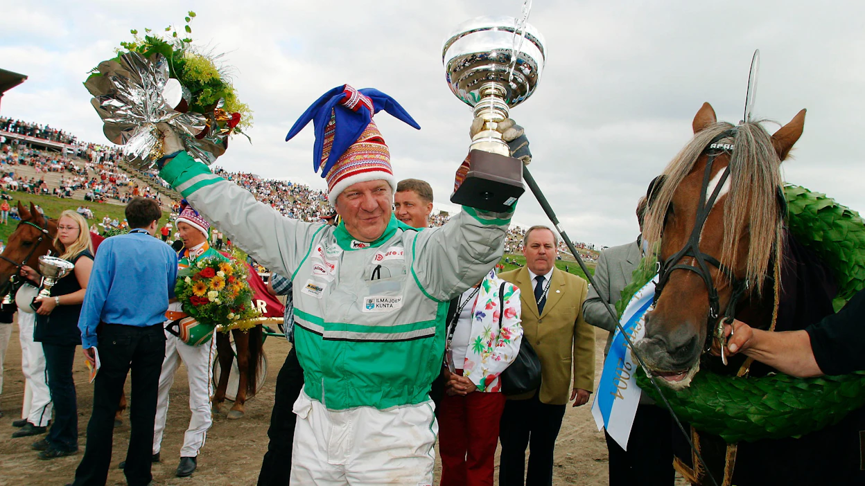 Markku Nurmi ja Apassi juhlittuina sankareina Rovaniemellä 2004. Apassi oli kuninkuuskisassa täysin ylivoimainen. Ori voitti jokaisen osamatkan ja pudotti kokonaiskamppailun kakkosen Saran Salaman 5,5 sekunnin päähän.
