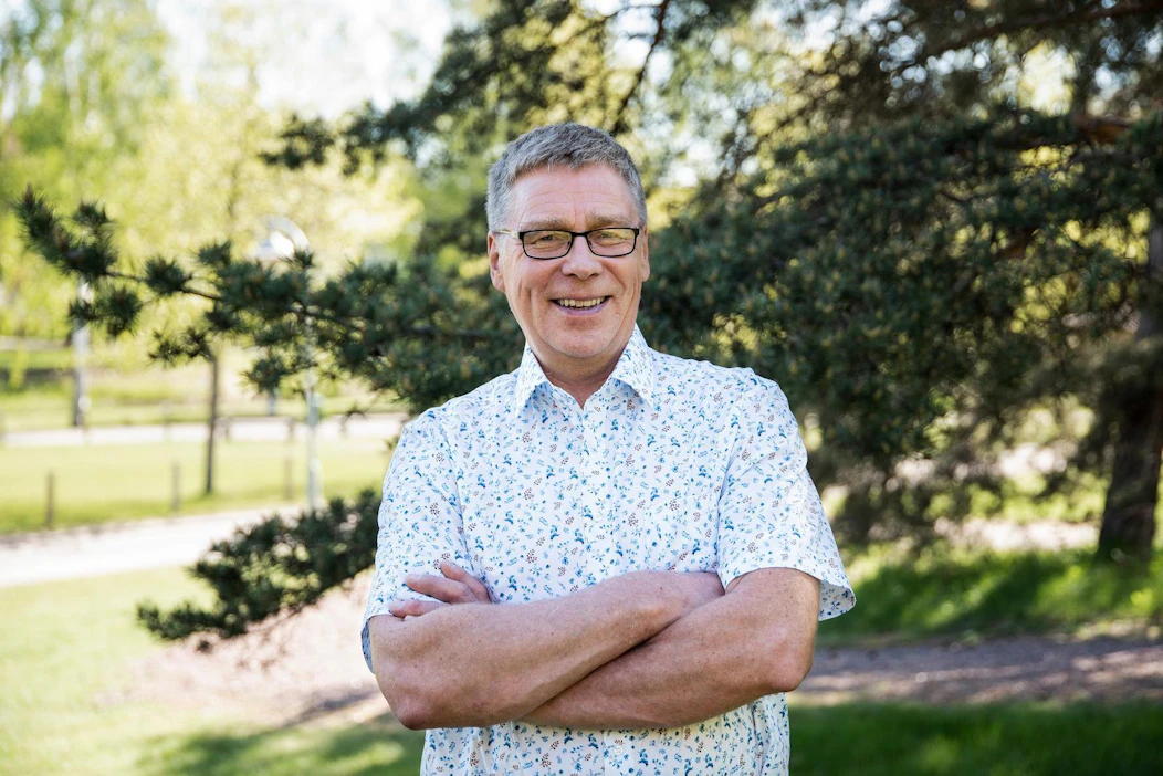 Jouko kummasteli, kuinka upealta vaikuttavia naisia oli kirjeiden perusteella vapaalla jalalla. "Pitävätkö nämä naiset rimaa niin korkealla, ettei mikään mies kelpaa?"
