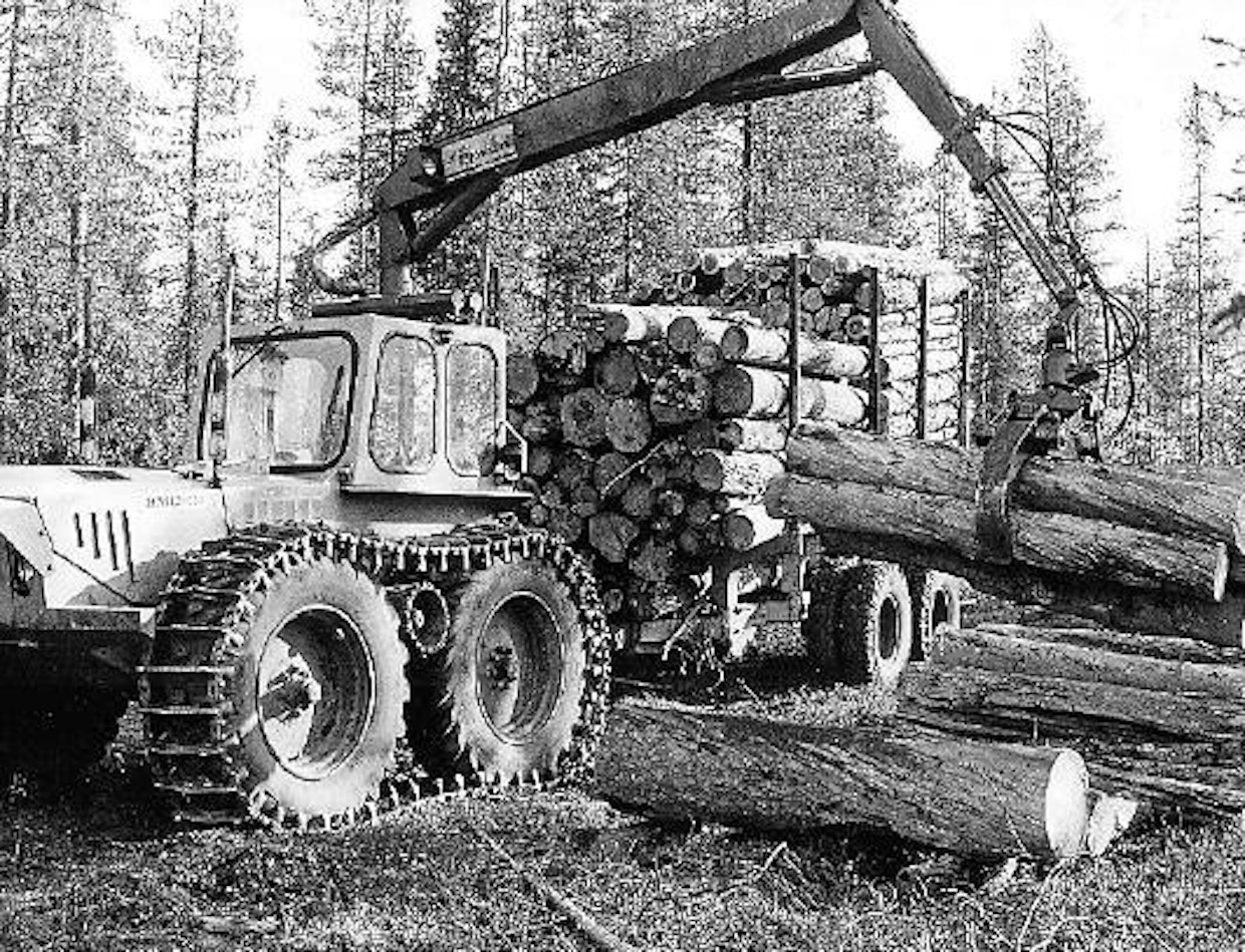 Ruotsalaisen Hultdinin konepajan kehittämä BMC 245 näyttää päällepäin tavalliselta telametsätraktorilta, mutta sen tekniikka on metsäkonehistorian omaperäisimpiä. BMC 245 koostuu kahdesta vierekkäin yhdistetystä Nuffield 10/42-traktorista, joista vasemmassa on vain vasen taka-akseli, oikeassa taas oikea. Jäykillä etupyörillä varustettua Tupla-Nuhvia ohjataan jommankumman moottorin kierroksia alentamalla tai nostamalla. Yksiköstä on saatu nelivetoinen taka- ja etupyörät yhdistävän vetorullan avulla. Kallis ja hankalasti toteutettu BMC 245 jäi hyvin harvinaiseksi 60-luvun lopun kummajaiseksi, Suomeen niitä on tuotu pari kappaletta.