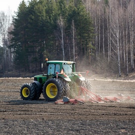 MTK Varsinais-Suomen kevätkokouksessa toivottiin myös pienille ja keskisuurille kasvinviljelytiloilla tukea tilan kehittämiseen.