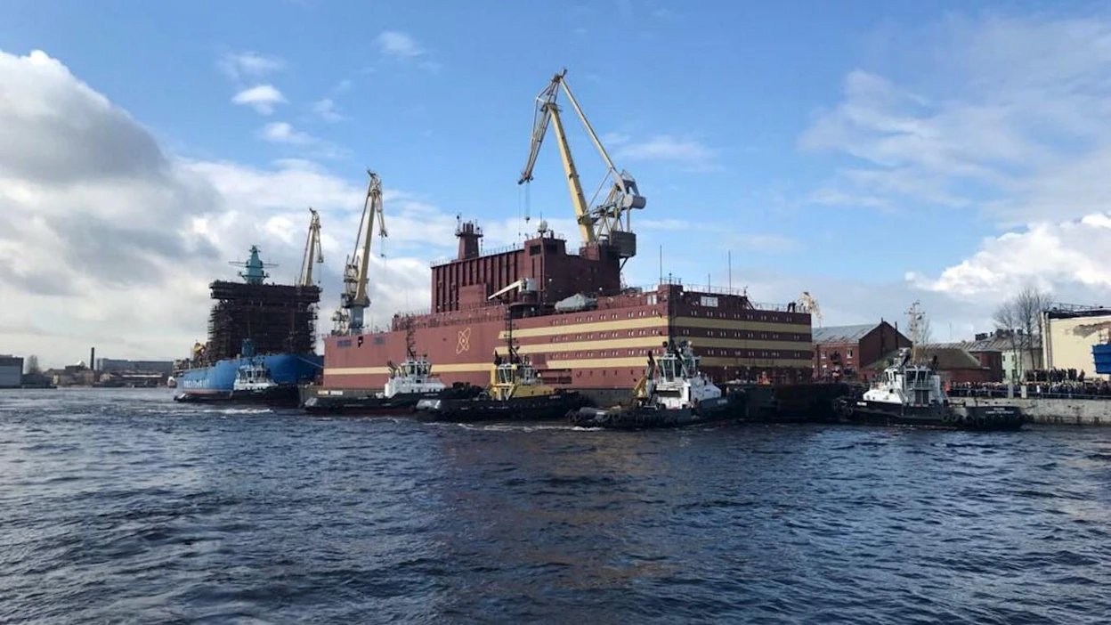Rosatomin mukaan Pietarista hinattavaan ydinvoimalayksikköön ladataan ydinpolttoainetta Murmanskissa. LEHTIKUVA/HANDOUT/ROSATOM