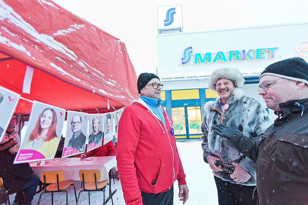 Kittilän S-marketin edessä vaalivirettä pitivät kolarilaisen Reijo Kontisen lisäksi yllä poromies Aki Nevalainen Kittilästä sekä Risto Kalliorinne Oulusta.