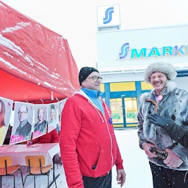 Kittilän S-marketin edessä vaalivirettä pitivät kolarilaisen Reijo Kontisen lisäksi yllä poromies Aki Nevalainen Kittilästä sekä Risto Kalliorinne Oulusta.
