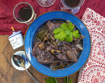 Punaviinissä pitkään hautuneet broilerinrinnat eli ranskalaisittain Coq au vin maistuvat keitetyn riisin tai perunoiden kera.