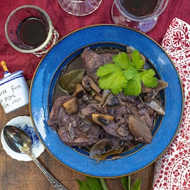 Punaviinissä pitkään hautuneet broilerinrinnat eli ranskalaisittain Coq au vin maistuvat keitetyn riisin tai perunoiden kera.