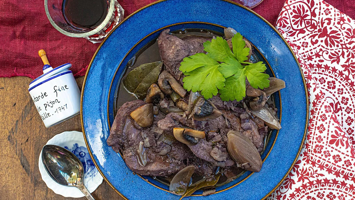 Punaviinissä pitkään hautuneet broilerinrinnat eli ranskalaisittain Coq au vin maistuvat keitetyn riisin tai perunoiden kera.