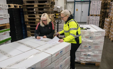 Äiti ja tytär Hannele (vas) ja Heli Makkonen tarkastivat lihapakkausten määriä ja merkintöjä Seinäjoella tiistaina.