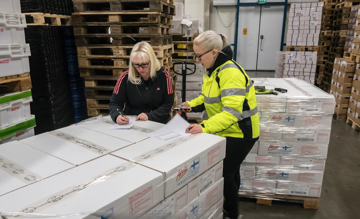 Äiti ja tytär Hannele (vas) ja Heli Makkonen tarkastivat lihapakkausten määriä ja merkintöjä Seinäjoella tiistaina.