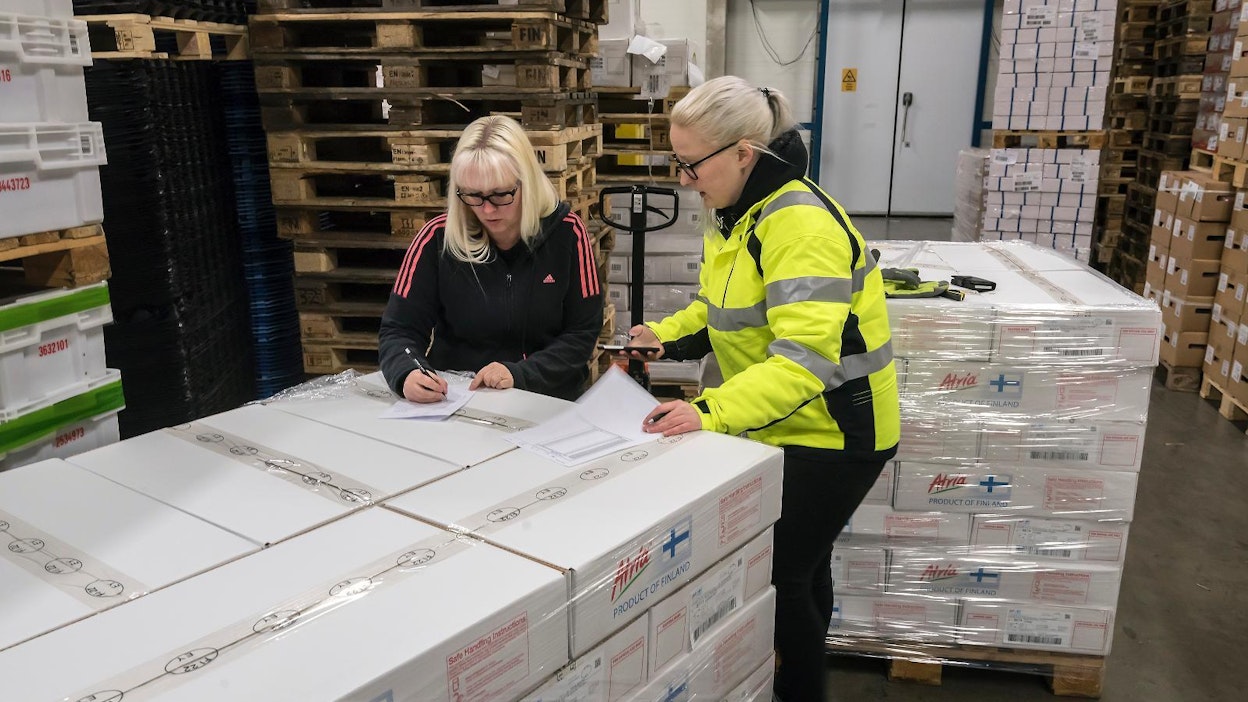 Äiti ja tytär Hannele (vas) ja Heli Makkonen tarkastivat lihapakkausten määriä ja merkintöjä Seinäjoella tiistaina.