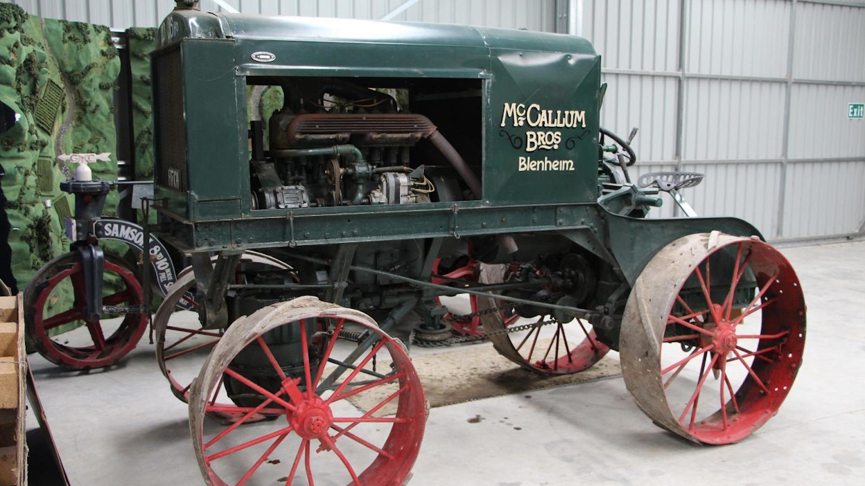 Fitch Four Drive D20-35 -traktoria valmistettiin vuosina 1919-1928.