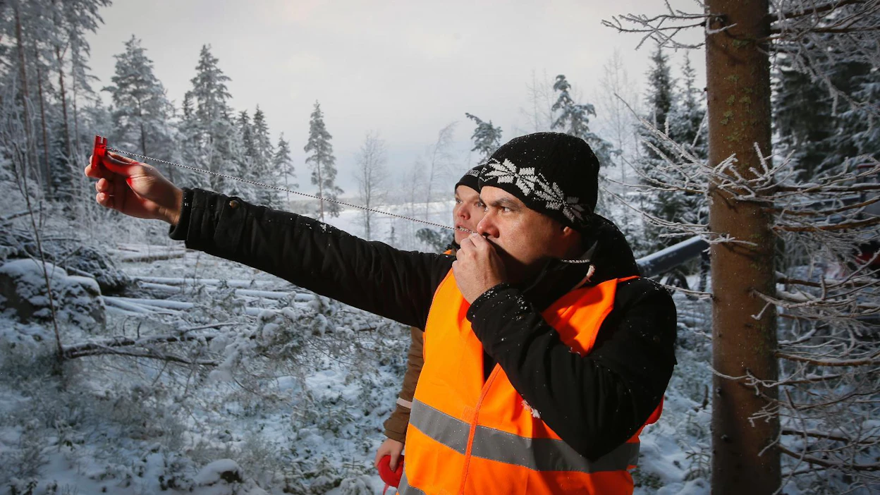 Metsänhoitoyhdistys Lounametsän metsäasiantuntija Jussi Posio (takana) on tottunut työharjoittelijoiden opastaja. Job Bravo tutustui Posion kanssa metsäalan töihin tet-jaksolla tammikuun lopulla.
