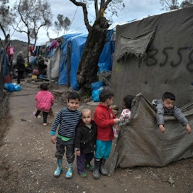 Kreikka pyysi muilta EU-mailta syksyllä apua, jotta ne ottaisivat vastaan heikoissa oloissa ilman vanhempiaan olevia lapsia maan pakolaisleireiltä. Kuva on Morian leiriltä. LEHTIKUVA / AFP