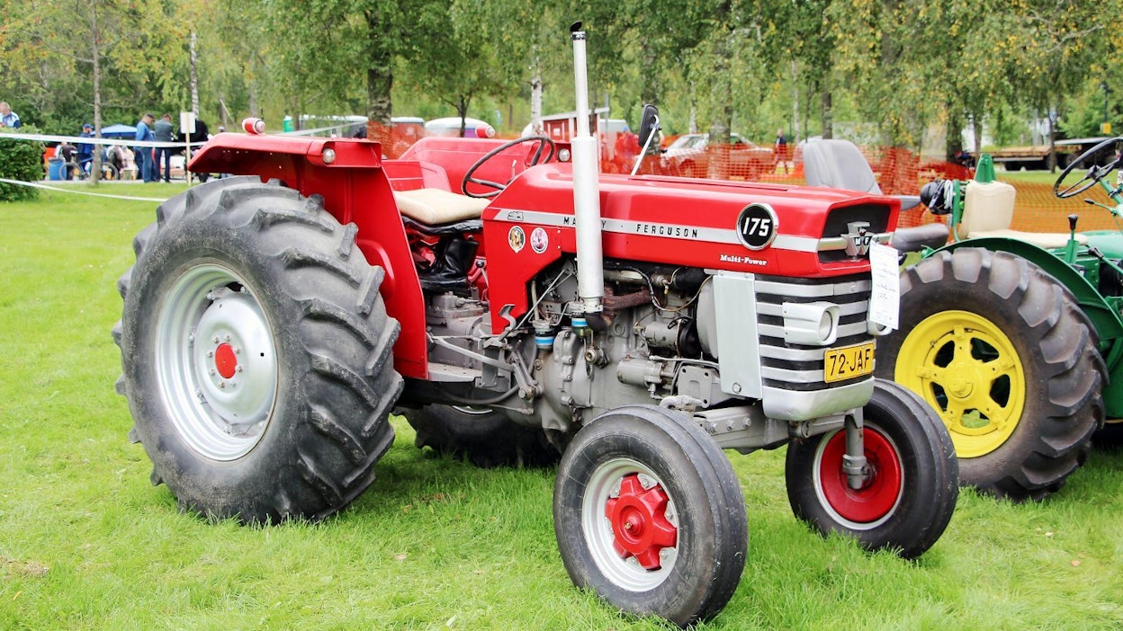 Massey-Ferguson 175 Multi-Power -traktoria valmistettiin vuosina 1965–72 Coventryssä, Englannissa ja vuosina 1965–75 Detroitissa, USA:ssa.