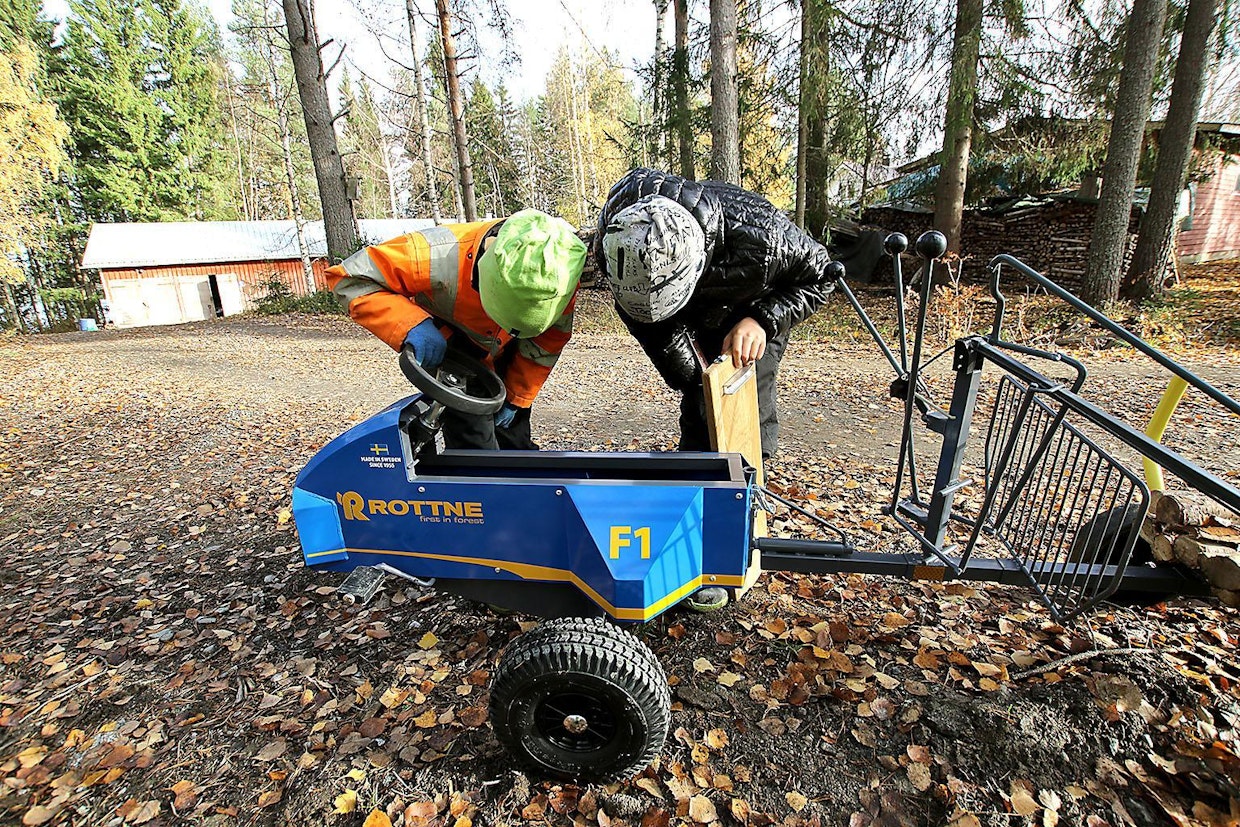 Huoltokohteet paljastuvat irrottamalla kuljettajan istuin.