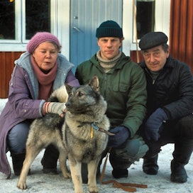 Metsolat-televisiosarjan tarina alkaa vuodesta 1987. Annikki (Helinä Viitanen) ja Antti Metsola (Ahti Haljala) pitävät 12 lehmän lypsykarjatilaa. Heitä auttelee nuorin pojista, entinen maajoukkuehiihtäjä Erkki Metsola (Kari Hakala), kuvassa keskellä.