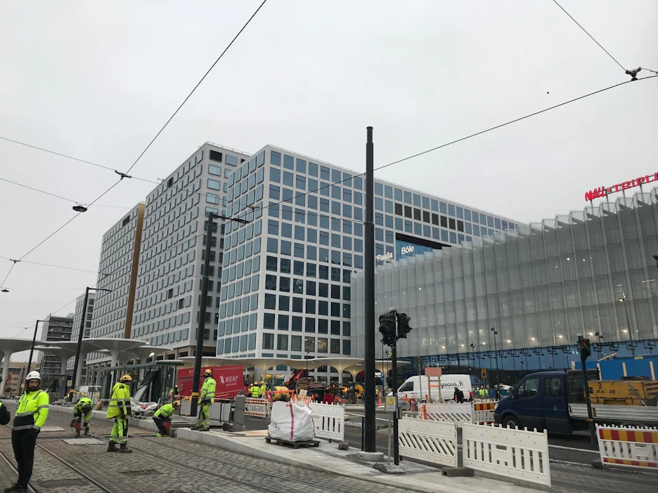 Triplaa viimeisteltiin keskiviikkona iltapäivällä torstaiaamun avajaisia varten.
