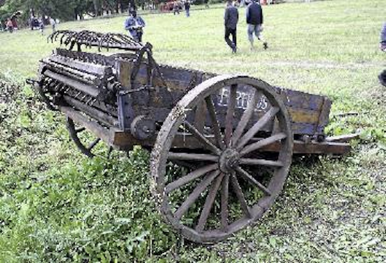 Amerikkalaiset tekivät jo 1800-luvun lopulla suuria, parihevosilla vedettäviä lannanlevitysvankkureita. Pienempiä yhden hevosen vaunuja tehtiin 20-luvulla jopa Suomessa mm. Pietarsaaren Konepajalla. Missään vaiheessa ne eivät täällä yleistyneet, sillä rakenteet olivat heikkoja ja toiminta epävarmaa. Eräänlaisella kampiakselilla ja kiertokangella toteutettu levitinkelan pyöritys on etevä oivallus tässä hyväkuntoisena säilyneessä levittimessä. (Somero)