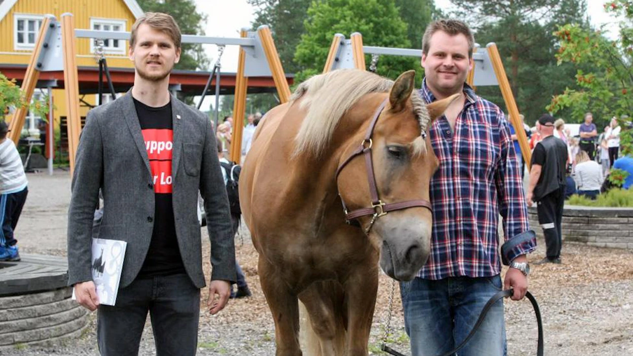 Petäjäveden kunnanjohtaja Eero Vainio (vasemmalla) ja Polara osaomistajansa Janne Tiaisen kanssa. "Petäjävedellä on todella vahvoja hevosia, jotka ovat tuoneet kuntaa vahvasti esille. Olemme olleet Killerin kuntaraveissa mukana ja kunnanjohtajana olen lisäksi pyrkinyt tutustumaan paikallisiin hevosyrittäjiin. Tämähän on paitsi liikuntaa ja kulttuuria, myös liiketoimintaa", Eero Vainio sanoi.