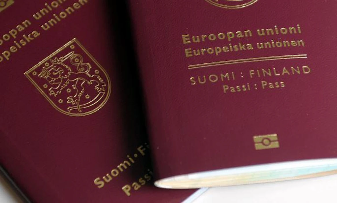 Sakkotuomio annettiin matkustamisesta ilman asianmukaista matkustusasiakirjaa. Ajokortti ei ole matkustusasiakirja eikä käy henkilöllisyystodistukseksi edes Schengen-maissa.