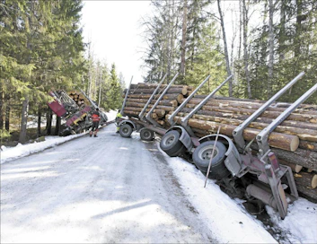 Lämpimät päivät ja kireät yöpakkaset muuttavat tienpinnan liukkaaksi kelkkaradaksi. Tässä kunnossa metsätiet olivat maaliskuussa Pirkanmaalla. Rami Marjamäki