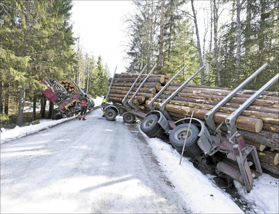 Lämpimät päivät ja kireät yöpakkaset muuttavat tienpinnan liukkaaksi kelkkaradaksi. Tässä kunnossa metsätiet olivat maaliskuussa Pirkanmaalla. Rami Marjamäki
