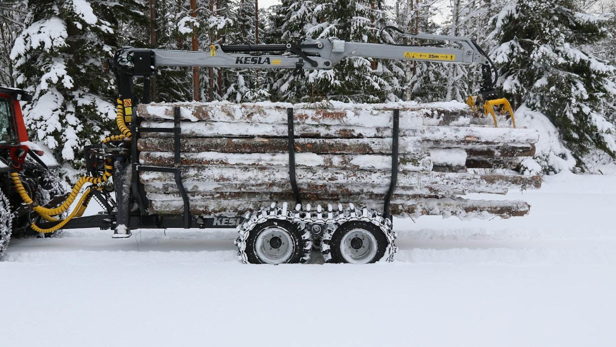 Vaikka metsäperävaunussa ei olisi vetoa, perävaunun ominaisuuksia voi parantaa teloilla. Etenkin talvella ne helpottavat kulkua lumessa ja liukkailla pinnoilla. Rullavetoisissa vaunuissa ne ovat ainoa tapa lisätä vetopitoa.