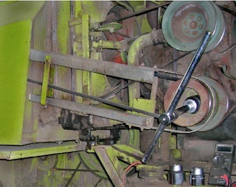 Kennon tukkeutuminen ilmavirtaa vastustavaksi johtaa sen taipumiseen puhaltimen voimasta, mikä on tässä tapauksessa johtanut nestevuotoon. Kennoa taivuttava voima on usean hevosvoiman luokkaa. Puhdistusmahdollisuus kennoa irrottamatta on huono. Jäähdyttimen siipiakselin vierintälaakerirakenne pitää uusia tai vähintään rasvata maltillisella ½- täytöllä. Hihnapyörän ruosteet on hiottava pois.