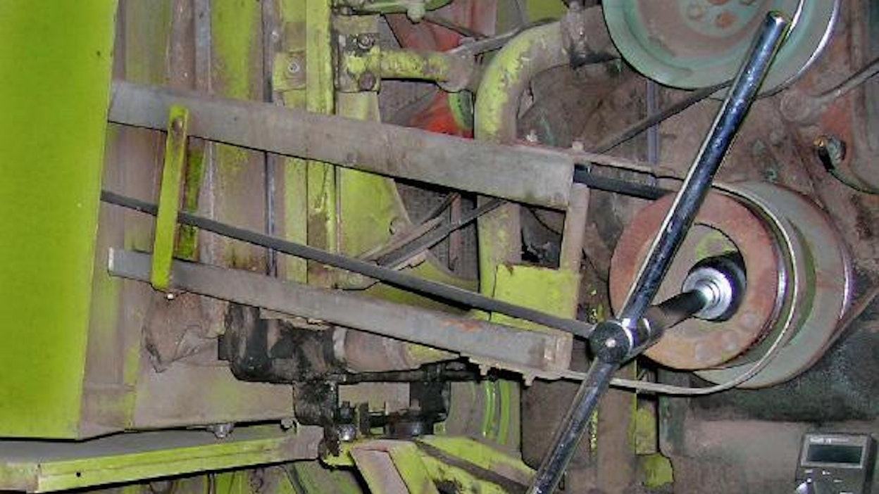 Kennon tukkeutuminen ilmavirtaa vastustavaksi johtaa sen taipumiseen puhaltimen voimasta, mikä on tässä tapauksessa johtanut nestevuotoon. Kennoa taivuttava voima on usean hevosvoiman luokkaa. Puhdistusmahdollisuus kennoa irrottamatta on huono. Jäähdyttimen siipiakselin vierintälaakerirakenne pitää uusia tai vähintään rasvata maltillisella ½- täytöllä. Hihnapyörän ruosteet on hiottava pois.