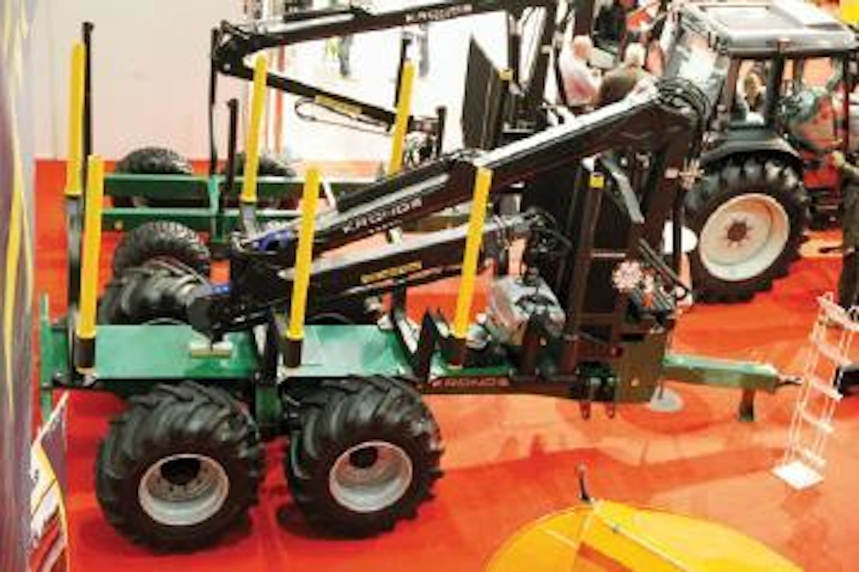 Kronos 150 2WD on uusi versio, jossa on telin etummaisissa pyörissä napamoottoriveto. (TH)
