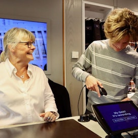 Vaatekauppiaat Susann Granlöf, 60, ja Carl Rudling, 20, Tukholmassa 12. syyskuuta 2019. Vaatekauppiaiden mukaan käteistä rahaa käyttävät asiakkaat eivät ole alalla enää jokapäiväinen juttu.