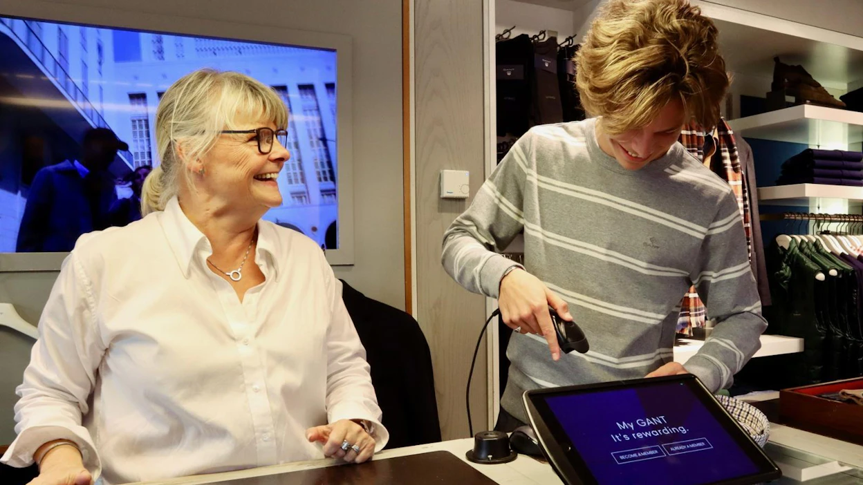 Vaatekauppiaat Susann Granlöf, 60, ja Carl Rudling, 20, Tukholmassa 12. syyskuuta 2019. Vaatekauppiaiden mukaan käteistä rahaa käyttävät asiakkaat eivät ole alalla enää jokapäiväinen juttu.