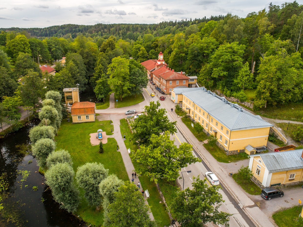 Raaseporin tunnettujen kesänähtävyyksien joukkoon kuuluu Fiskarsin ruukkikylä. Vuonna 1649 perustetun rautaruukkiyhtiön perustuksille on rakennettu myös maineikas Fiskars Group.