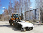 Trombia vaatii hydraulivirtausta 80–110 l/min. Tyhjäpainoksi ilmoitetaan 1 600 kiloa. Peruskoneen työpainoksi ilmoitetaan vähintään 8 500 kiloa.
