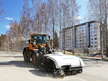 Trombia vaatii hydraulivirtausta 80–110 l/min. Tyhjäpainoksi ilmoitetaan 1 600 kiloa. Peruskoneen työpainoksi ilmoitetaan vähintään 8 500 kiloa.