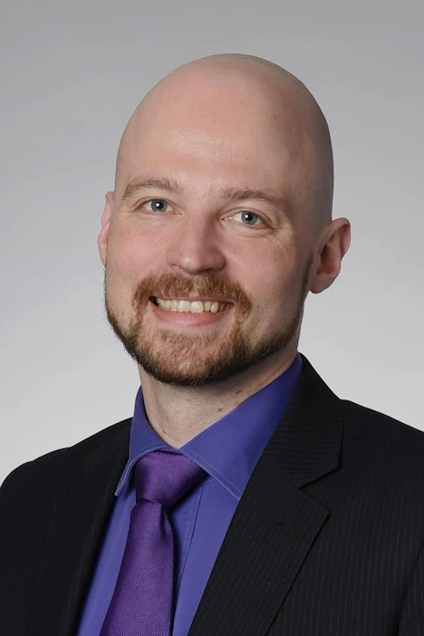 Kansanedustaja Mikko Kärnä neuvotteli eduskunnan ravintolan ruokalistaan tiedon ruuan alkuperämaasta.