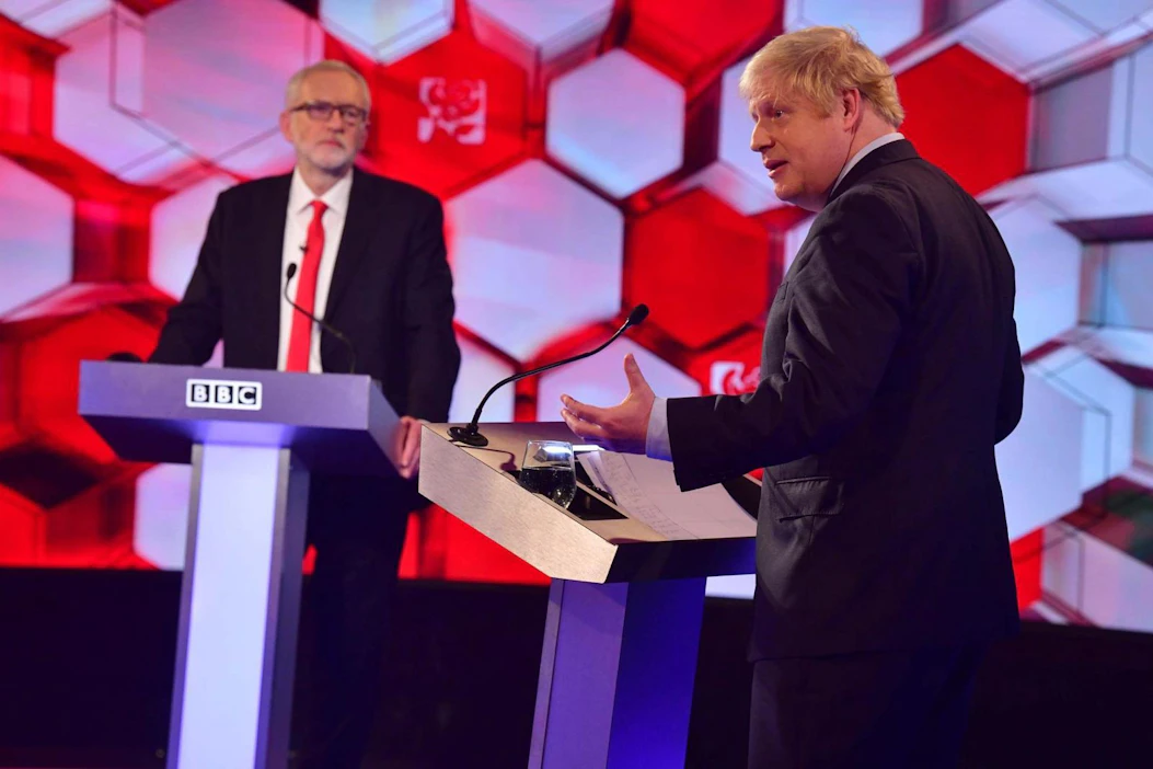 Mielipidekyselyt ovat ennustaneet pääministeri Boris Johnsonin (oik.) konservatiivien voittavan ja saavan enemmistön parlamentin alahuoneeseen. LEHTIKUVA/AFP