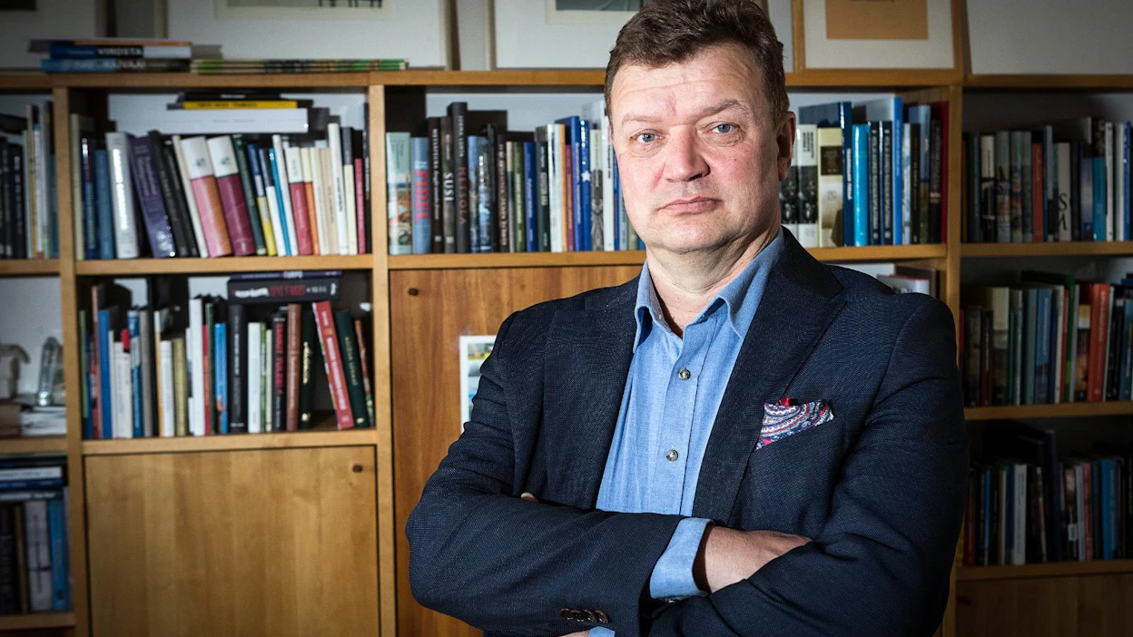 Olisiko hitaamassa ja hajautetumassa elämässä puolensa? Tarvitsemmeko lentämistä ja pikamuotia? pohtii päätoimittaja Jouni Kemppainen.