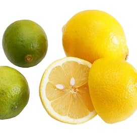 Luomusitruunalle ja -limetille riittää pelkkä huuhtelu. Pese tavalliset sitruunat kuumalla vedellä ja juuresharjalla.