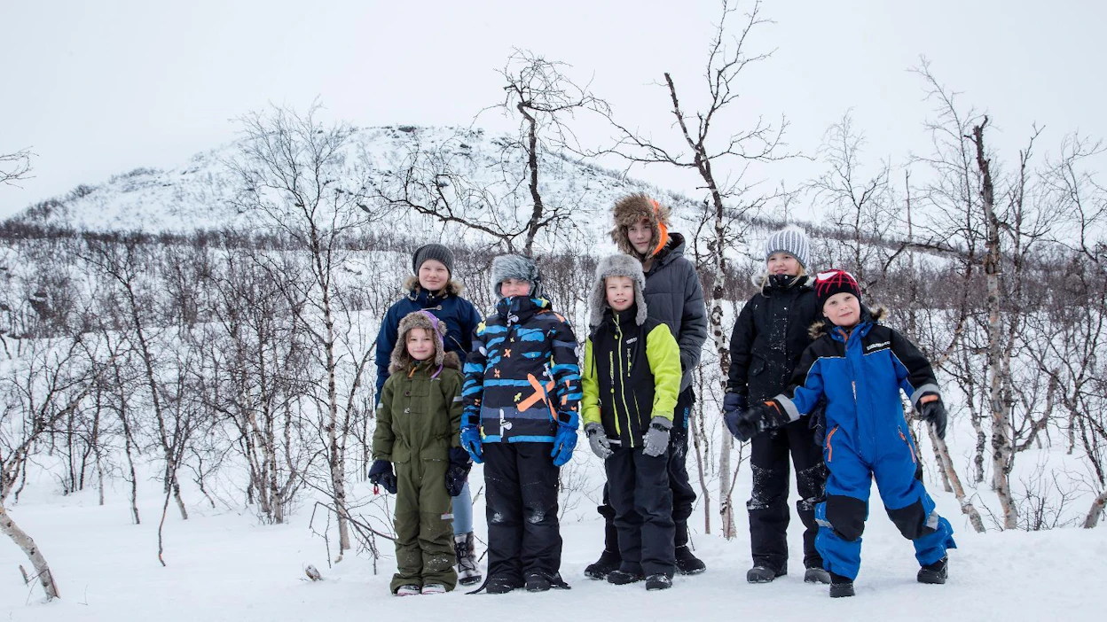 Kilpisjärven koulun oppilaat poseerasivat Salmivaaran edessä. Vasemmalta oikealle: kuudesluokkalainen Ida-Sofie Karlsen, ekaluokkalainen Pirita Lehkonen, kolmasluokkalainen Janne Aikio, neljäsluokkalainen Per-Jona Labba, kuudesluokkalinen Juho Aikio, kolmasluokkalainen Nea Karlsen ja eskarilainen Niklas Karlsen. Kuvasta puuttuu kahdeksasluokkalainen Kia Ikävalko.