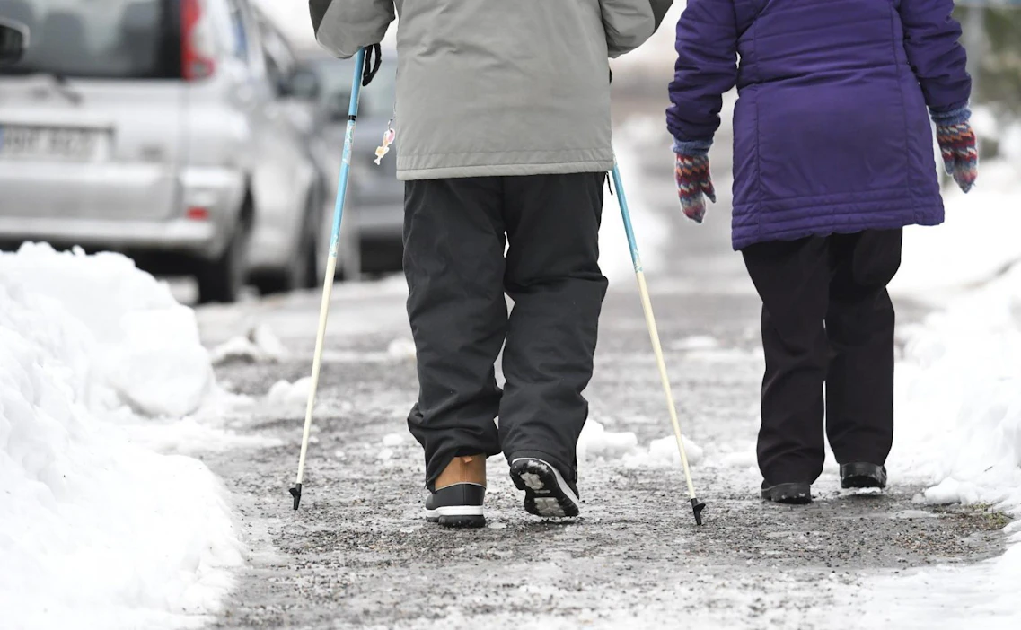 Espoossa viikonloppuna jalankulkijat saivat kävellä hiekoitetulla kävelytiellä.