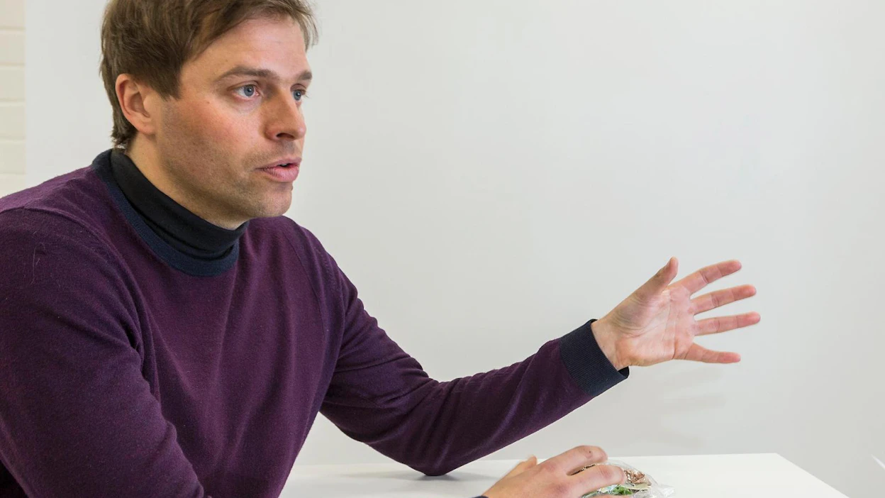 Kimmo Ohtonen kirjoitti omista kokemuksistaan mutta yritti löytää niihin yleismaailmallisen näkökulman.