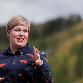 Turvepeltojen päästöt vähenevät esimerkiksi nurmen avulla, sanoo valtiovarainministeri Annika Saarikko (kesk.).